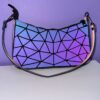 Sac baguette Réfléchissant Flashy fond violet prise 2