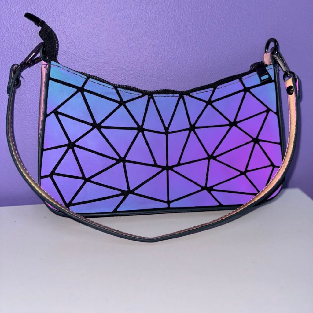 Sac baguette Réfléchissant Flashy fond violet prise 2